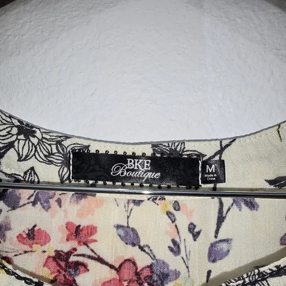 BKE Women,s Embroidered Cold Shoulder floral Top  Size M - Picture 4 of 8